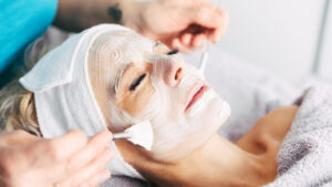 Monika Badauta behandelt Frau dermazeutisch mit einem chemischen Peeling